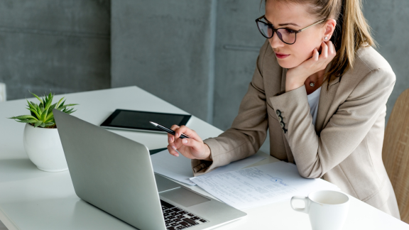 Vrouw die aan bureau werkt